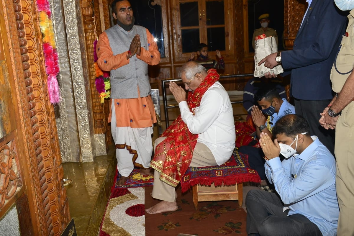 हिमाचल के राज्यपाल  राजेन्द्र विश्वनाथ आर्लेकर ने रविवार को माँ तारा देवी मंदिर में माथा टेका। उन्होंने लोगों की सुख - समृद्धि और कृपादृष्टि के लिये प्रार्थना की।