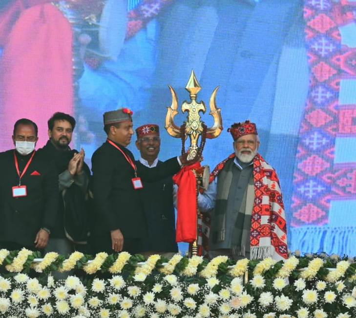 himgirisamachar:सोमवार को मण्‍डी में प्रधानमंंत्री नरेंद्र मोदी को त्रिशूल भेंट करते मुख्‍यमंत्री जय राम ठाकुर   