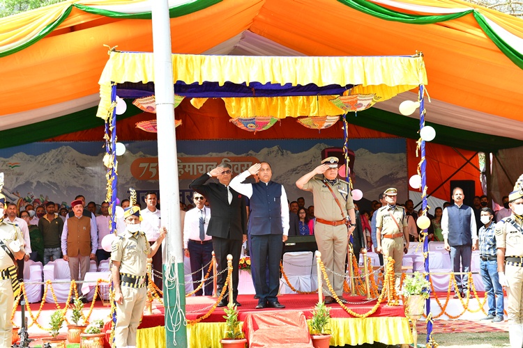 हिमाचल दिवस पर शुक्रवार को चम्‍बा में परेड की सलामी लेते मुख्‍यमंत्री जयराम ठाकुर  
