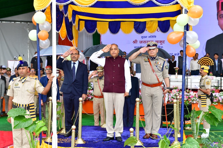  मुख्यमंत्री जय राम ठाकुर सिरमौर के सराहां में राज्य स्तरीय स्वतंत्रता दिवस समारोह में राष्ट्रीय ध्वज फहराते हुए