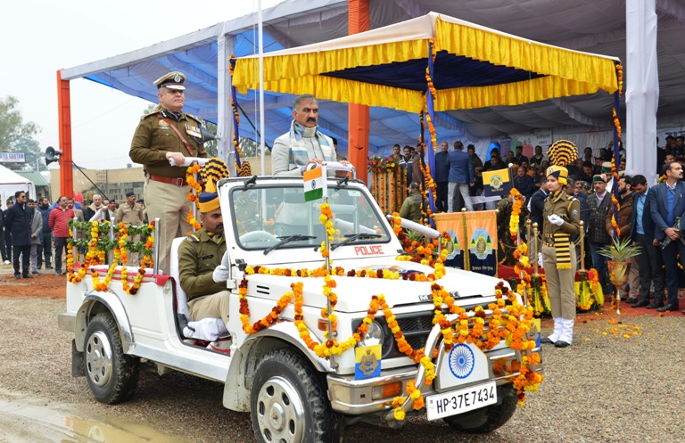 himgirisamachar:हिमाचल प्रदेश के 53वें पूर्ण राज्यत्व दिवस के अवसर पर मुख्यमंत्री ठाकुर सुखविंदर सिंह सुक्खू  हमीरपुर में मार्चपास्ट की सलामी लेेते हुए  